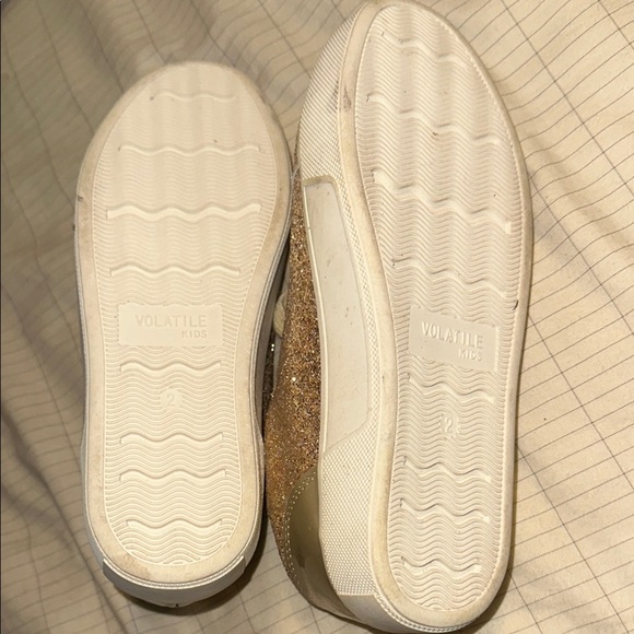 VOLATILE Kids Size 2 Glittery Gold Kids Shoes - Picture 2 of 4
